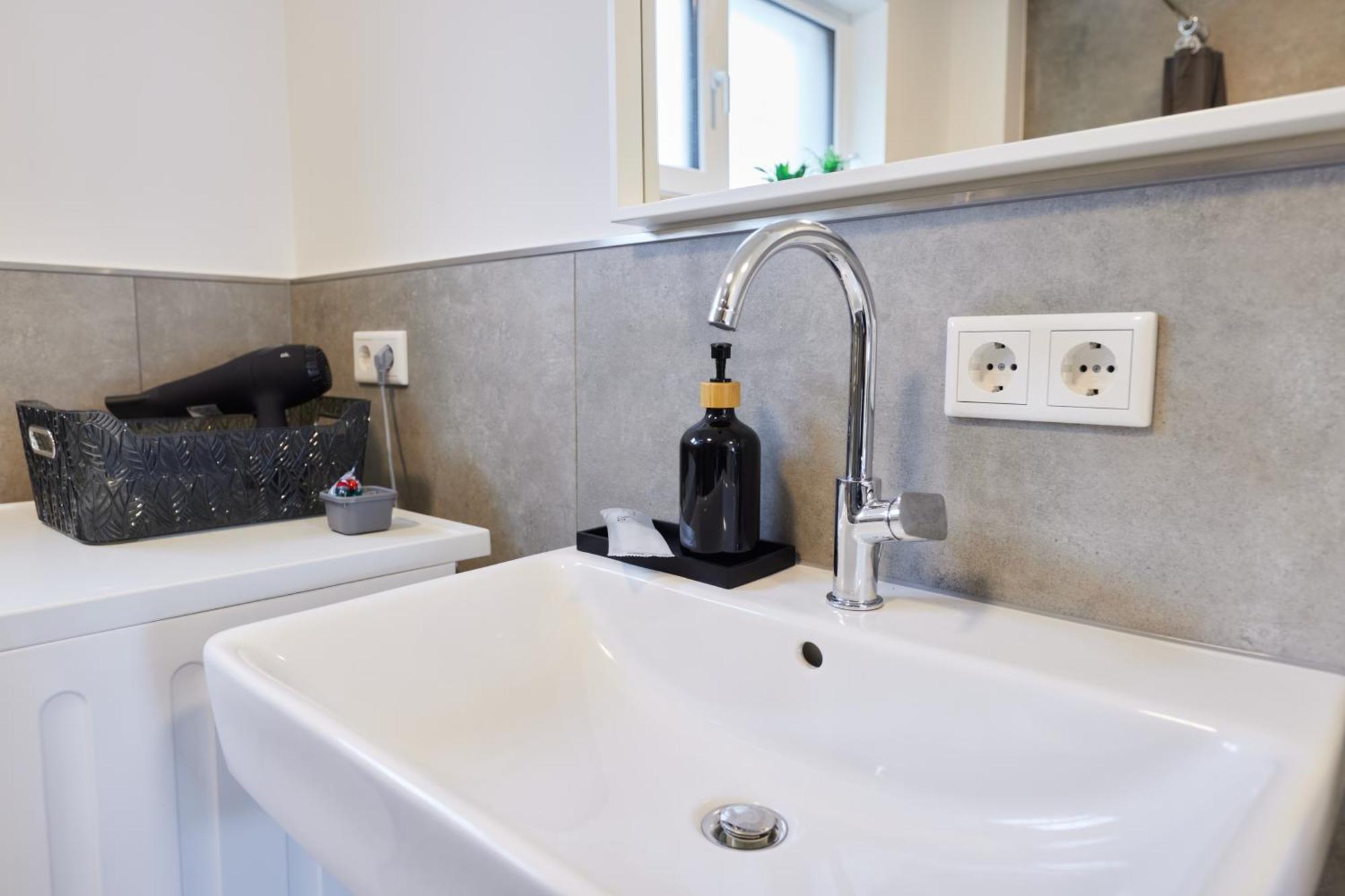 Homeme 1 I Zentral I Netflix I Kueche I Parkplatz I Kliniknah Apartment *